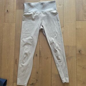 Vuori High-Waist Active Leggings in Light Beige